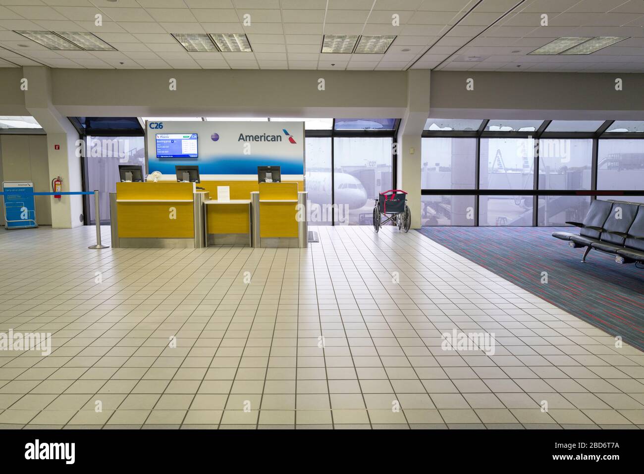 Aeroporto Internazionale Forth Worth di Dallas, il gate di arrivo/partenza di American Airlines è vuoto a causa delle cancellazioni pandemiche del Coronavirus COVID-19. Foto Stock