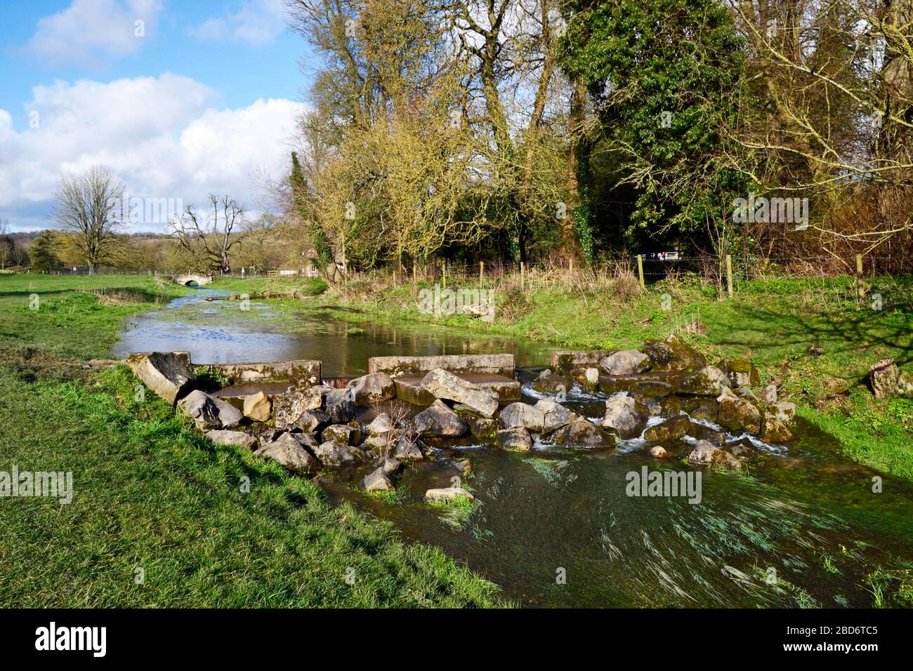 Hughenden Park con l'acqua nel torrente, che è abbastanza inusuale in quanto è stato secco per decenni, dal Tamigi acqua ha messo una stazione di pompaggio nella valle. Foto Stock