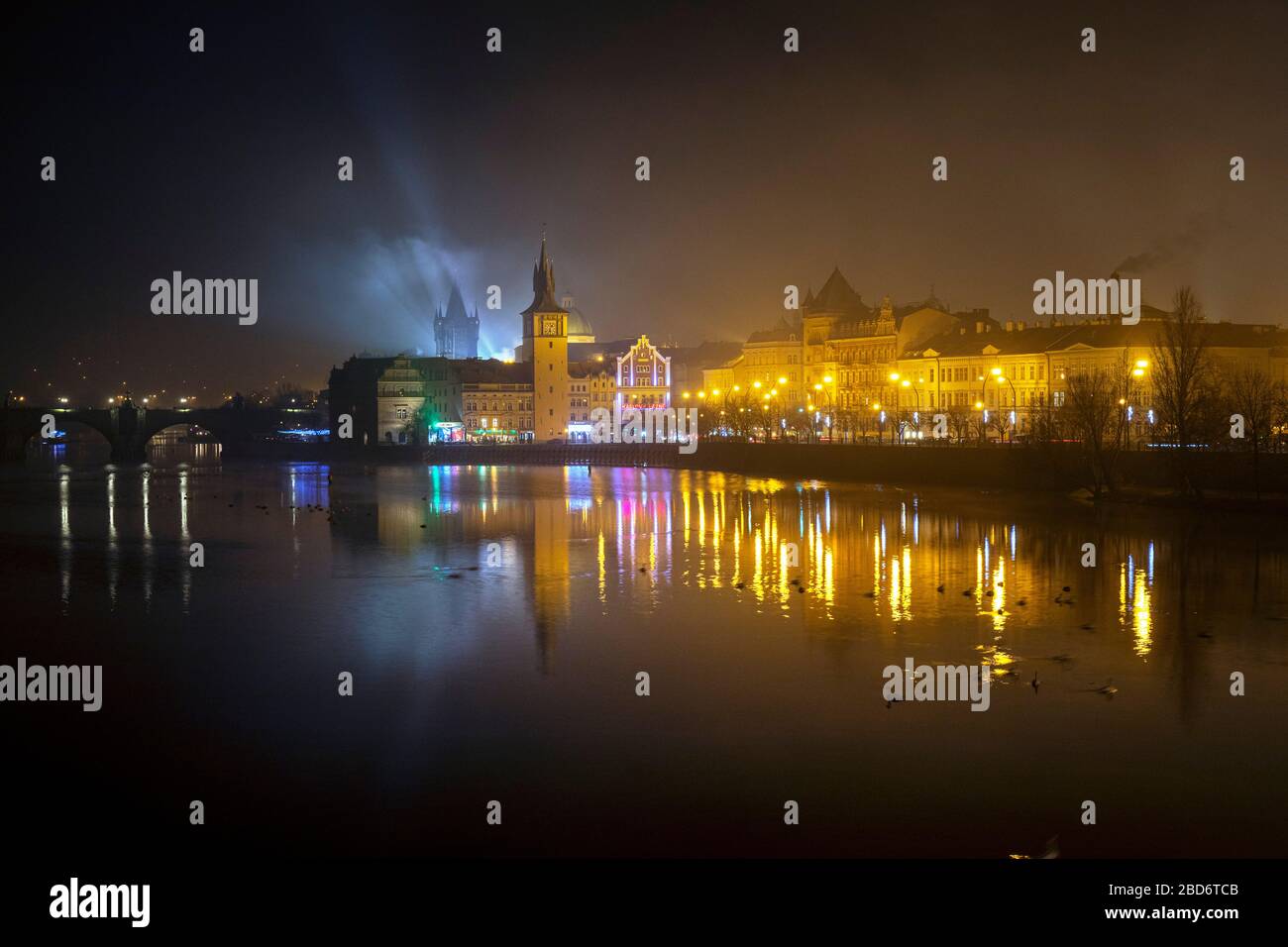 Nachtaufnahme mit Karlsbrücke und Prager Altstadt, Prag, Tschechische Republik Foto Stock