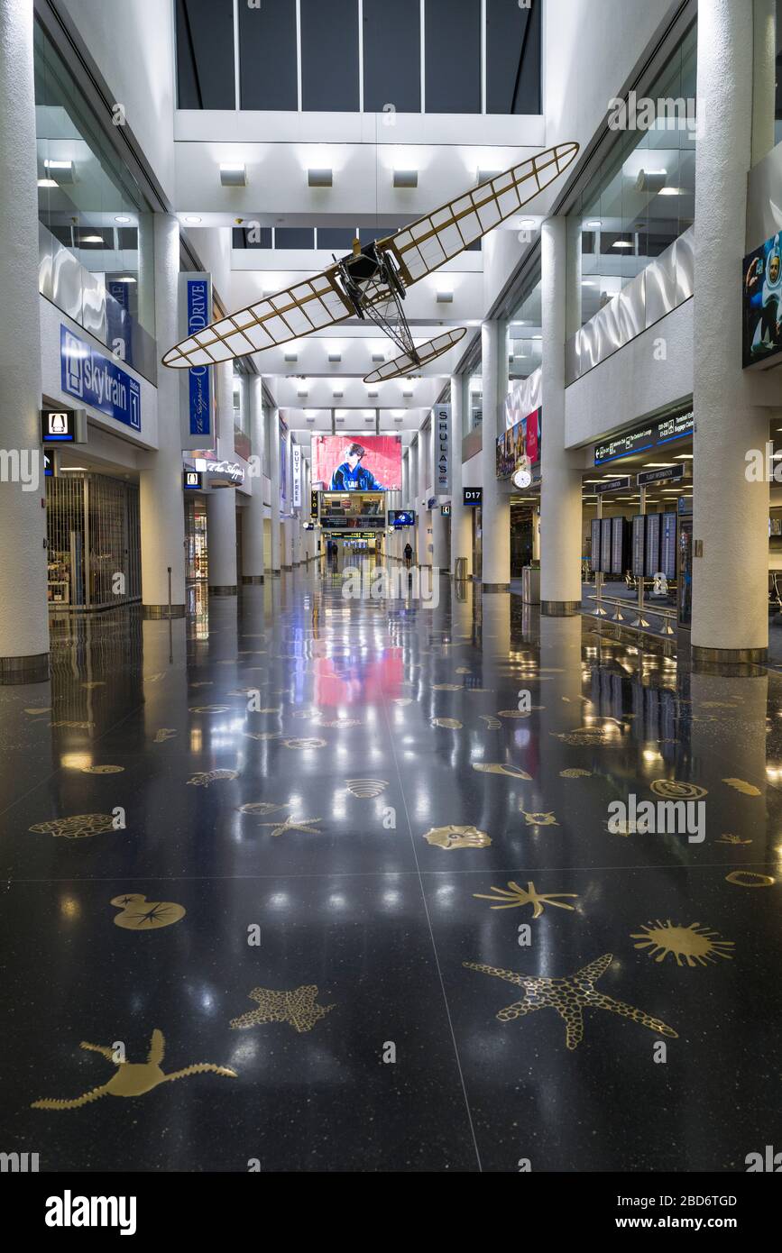L'Aeroporto Internazionale di Miami durante la pandemia Coronavirus COVID-19 è completamente vuoto a causa delle distanze sociali e voli cancellati. Foto Stock