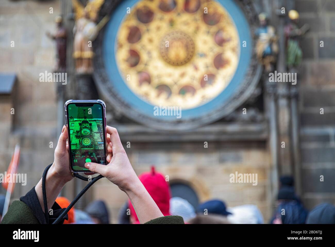 Foto der astronomischen Uhr mit smartphone, Altstädter Rathaus, Prag, Tscechische Republik Foto Stock