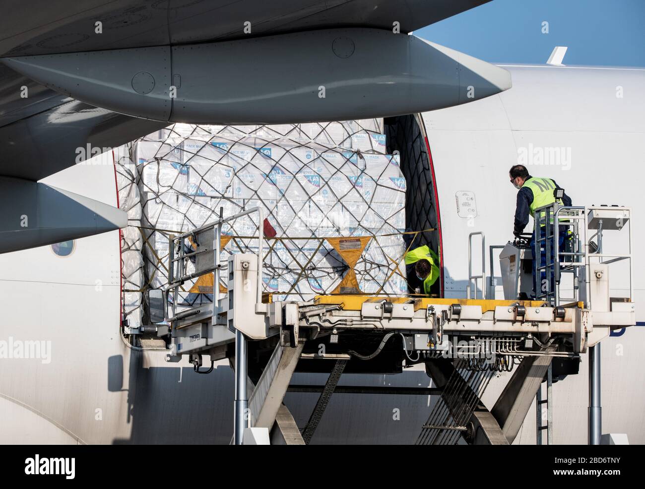 Monaco, Germania. 7 aprile 2020. Un Lufthansa Cargo è scaricato sul grembiule dall'aeroporto. Il velivolo con 8 milioni di maschere protettive era decollato da Shanghai la mattina. Credit: Matthias Balk/dpa/Alamy Live News Foto Stock