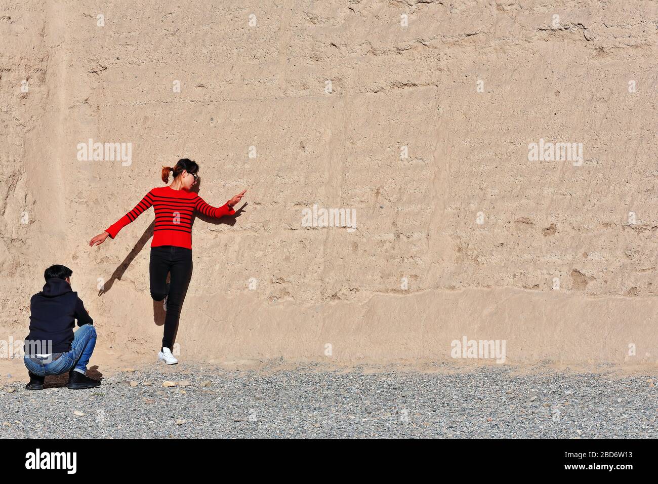 Foto in Passo Jiayu: Modello vestito nero-rosso contro il muro-Jiayuguan-Gansu-Cina-0780 Foto Stock