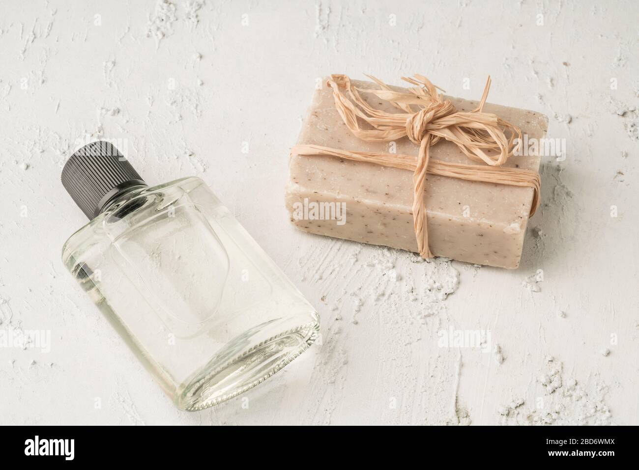 Una bottiglia di colonia e saponetta che sono la protezione più efficace per il virus corona pandemico covid19 Foto Stock