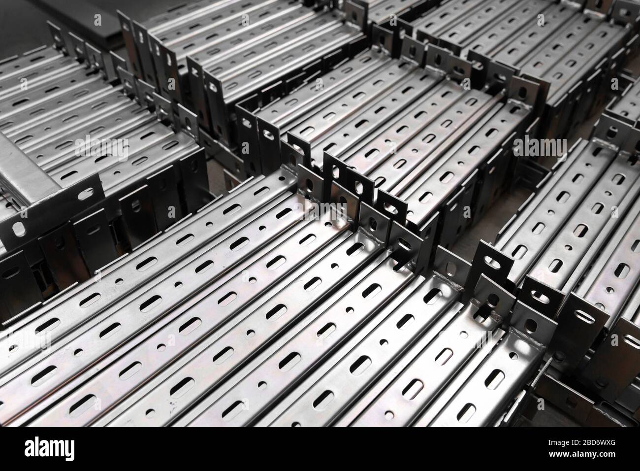 Canale con profilo metallico piegato. Profilo in acciaio zincato a fascio. Foto Stock