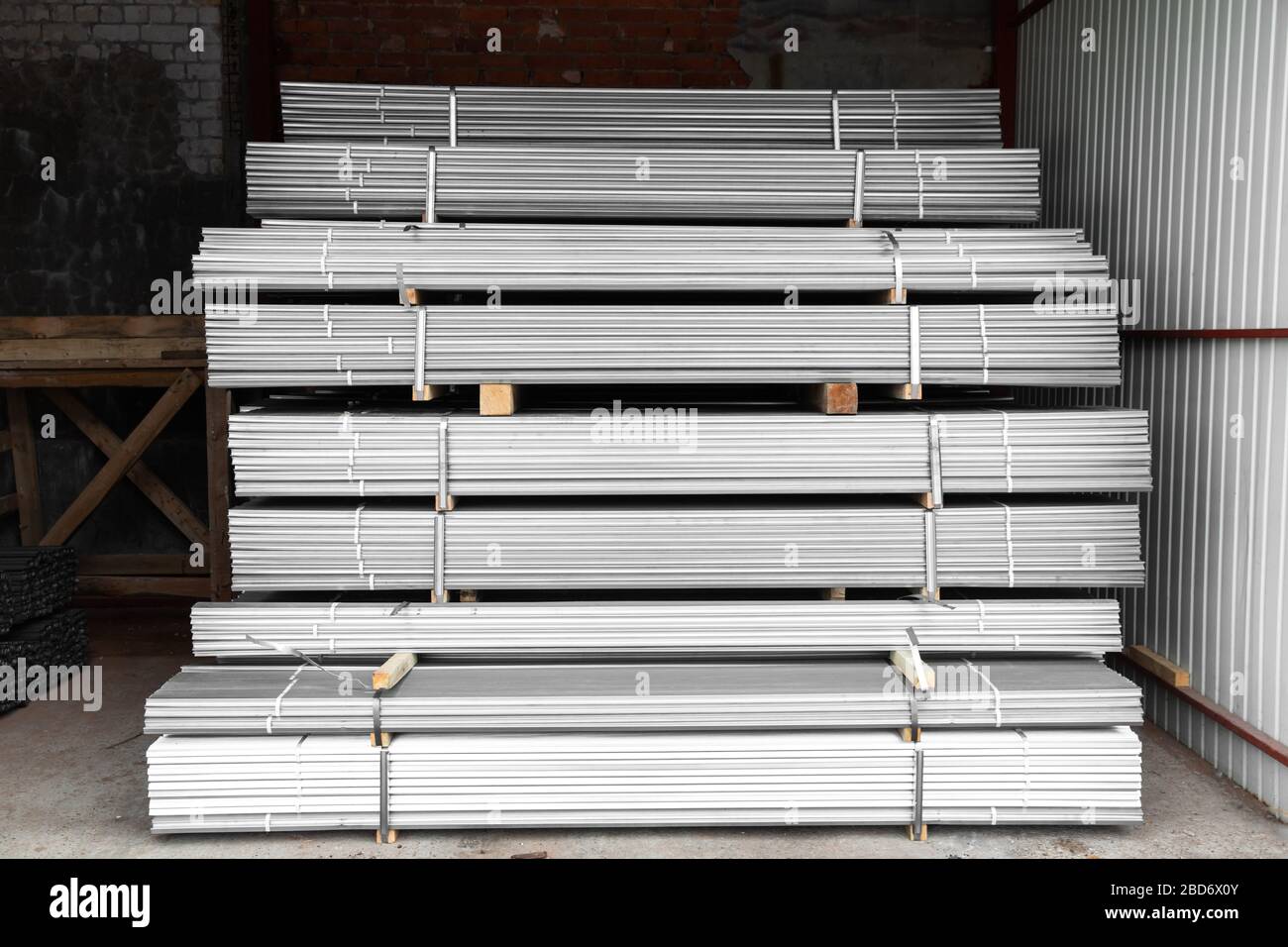 profilo in metallo galvanizzato confezionato in pile in un magazzino stradale. Foto Stock