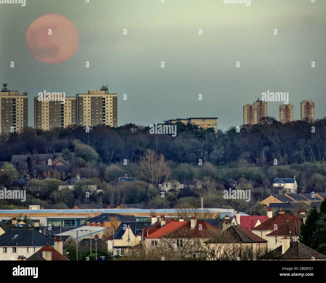 Glasgow, Scotland, UK, 7 Aprile, 2020: Regno Unito Meteo: Sunny Spring Day ha dato il cielo limpido come la superluna apparve sugli alti aumenti di Maryhill e il parco Dawsholm in cima alla collina con il sobborgo del tempio in primo piano. Copywrite Gerard Ferry/ Alamy Live News Foto Stock