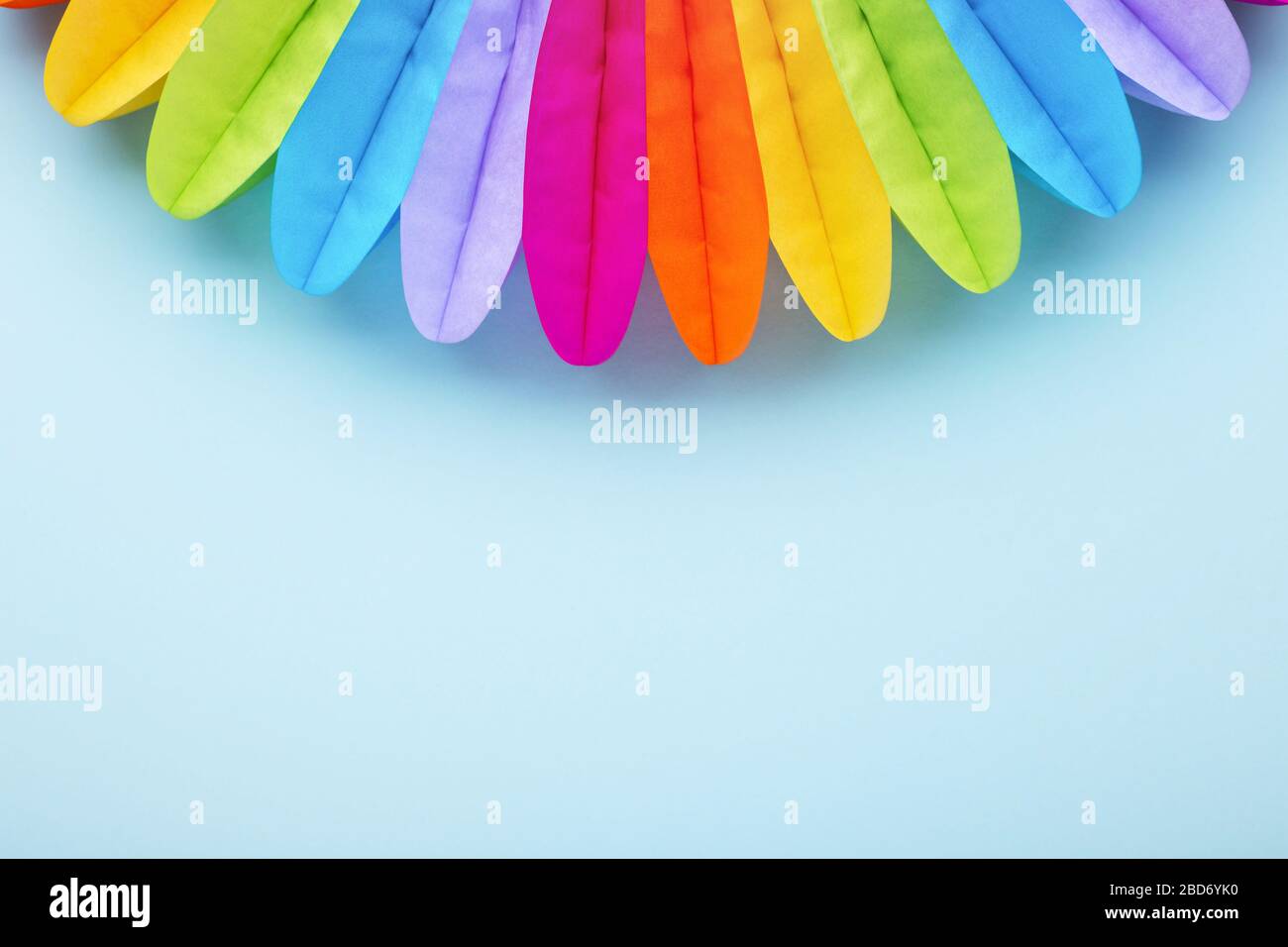 Decorazione colorata festa di compleanno su blu. Vista dall'alto. Foto Stock