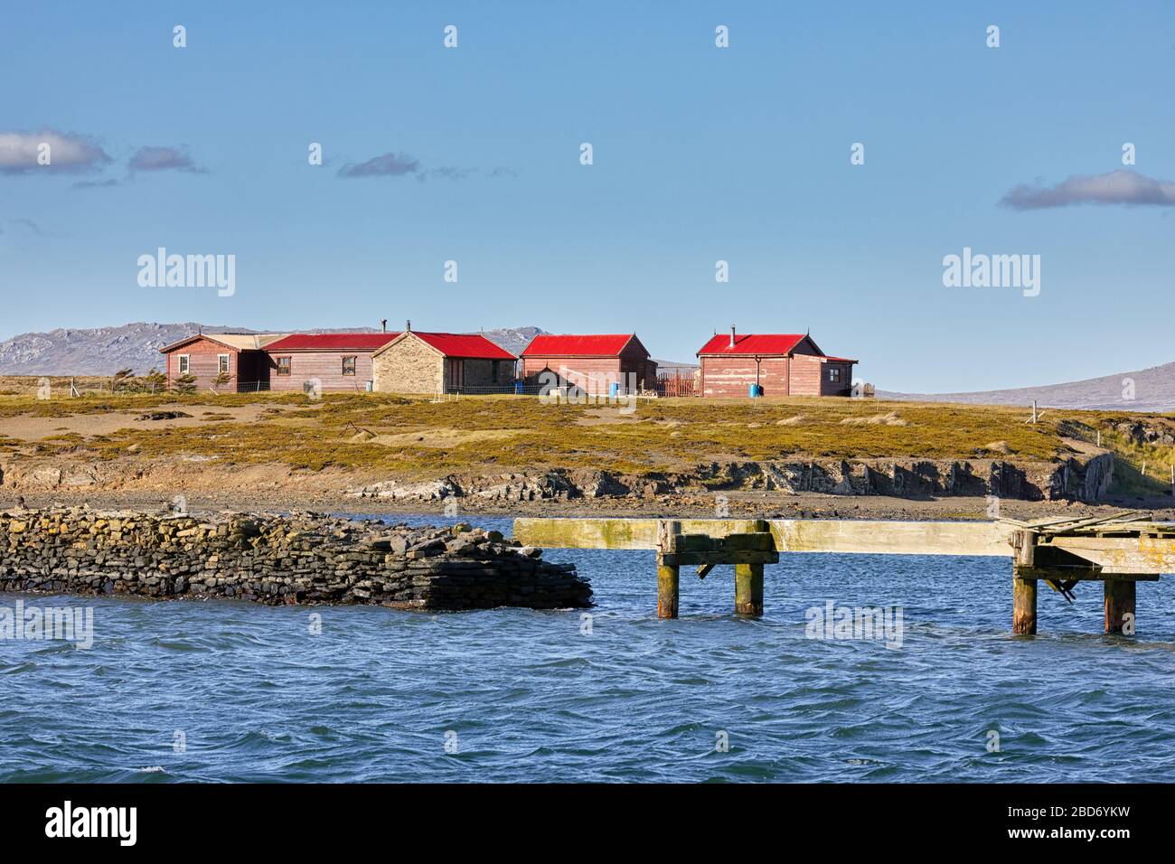 Case con tetti rossi a Darwin Harbour, Falkland orientale, Isole Falkland, Falklands Foto Stock