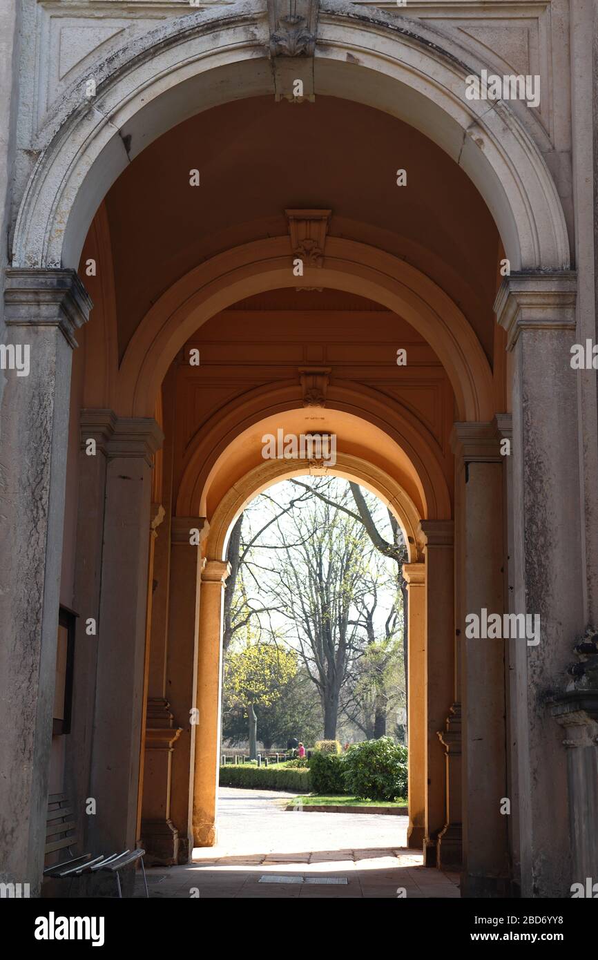 Arco che conduce al giardino Foto Stock