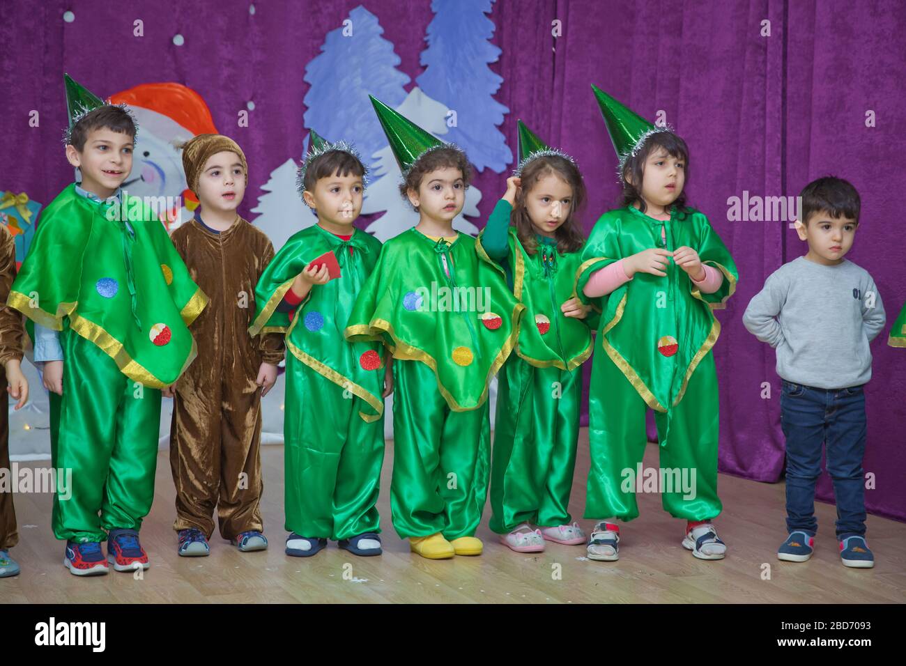 I bambini sono verdi vestiti di pinocchio . I partecipanti all'asilo  prendono parte a un evento di Capodanno. I bambini vestiti in costumi verdi  festosi di Foto stock - Alamy