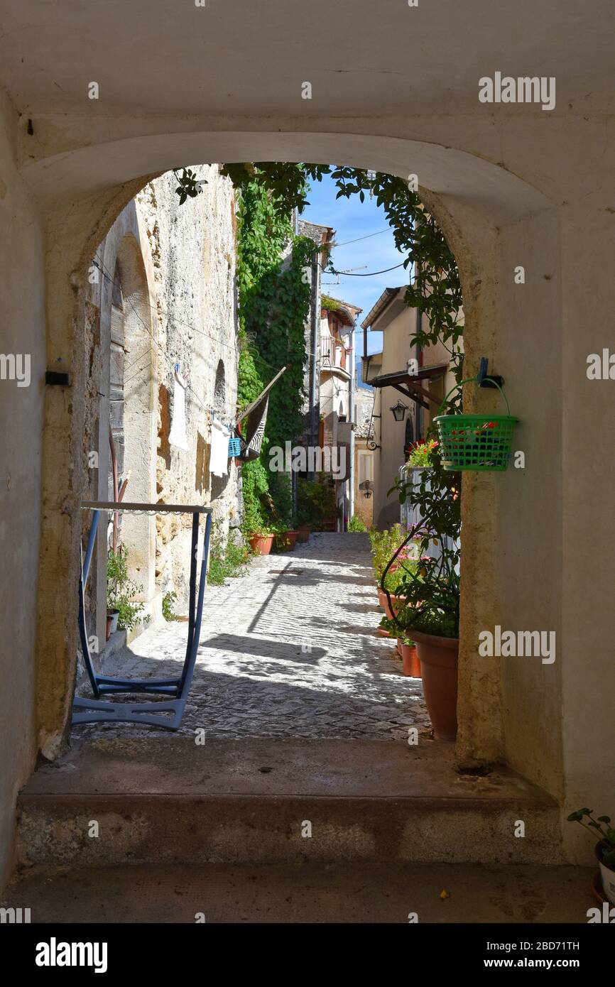 Una strada stretta tra le vecchie case di un villaggio nel centro Italia Foto Stock