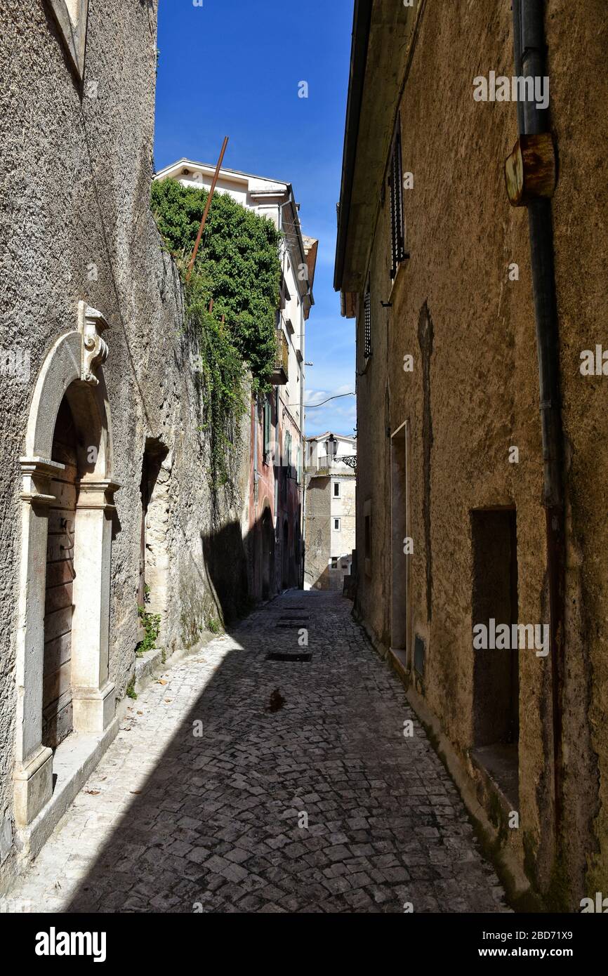 Una strada stretta tra le vecchie case di un villaggio nel centro Italia Foto Stock