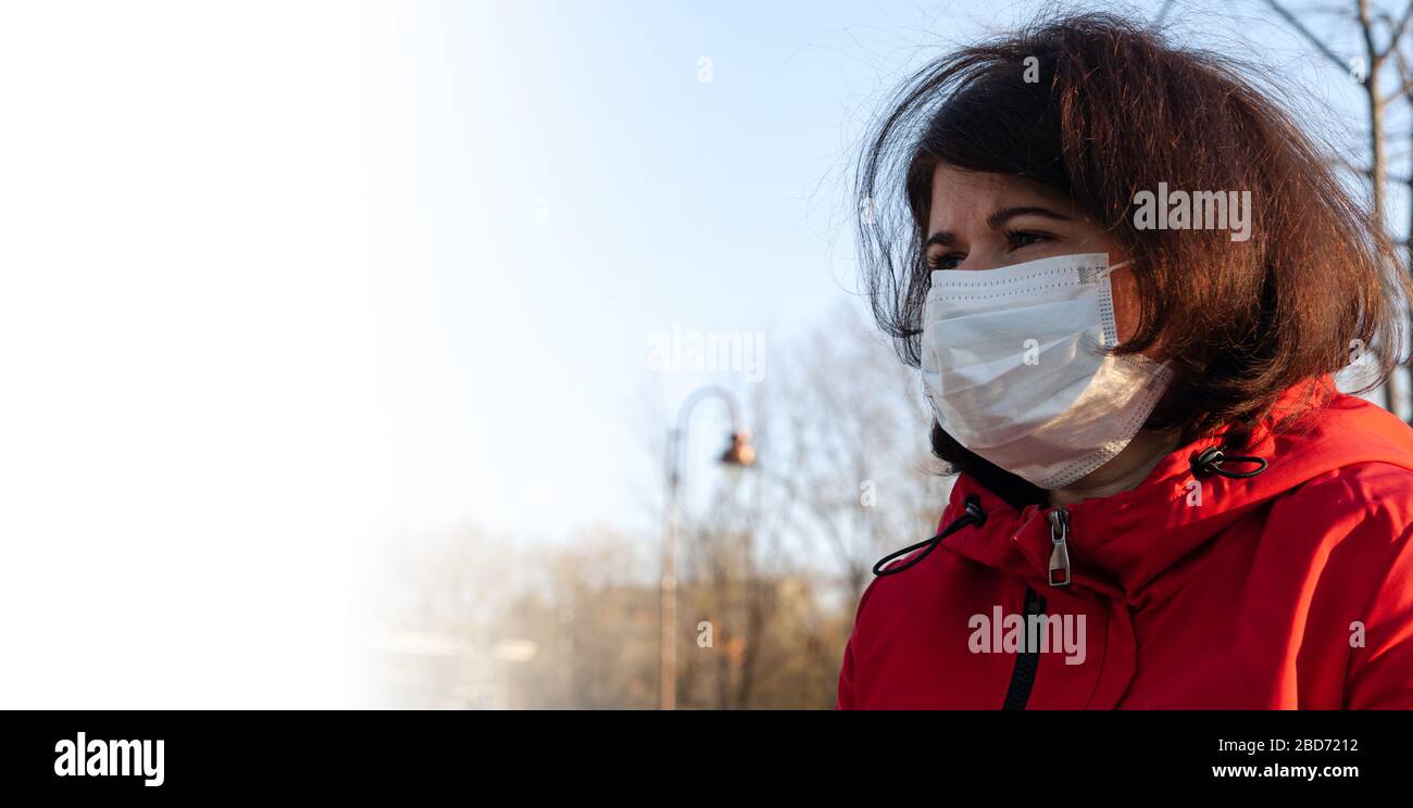 Ritratto di una donna con maschera medica. Quarantena nel mondo nel 2020. Prevenzione dell'epidemia di coronavirus SARS-cov-2 Foto Stock