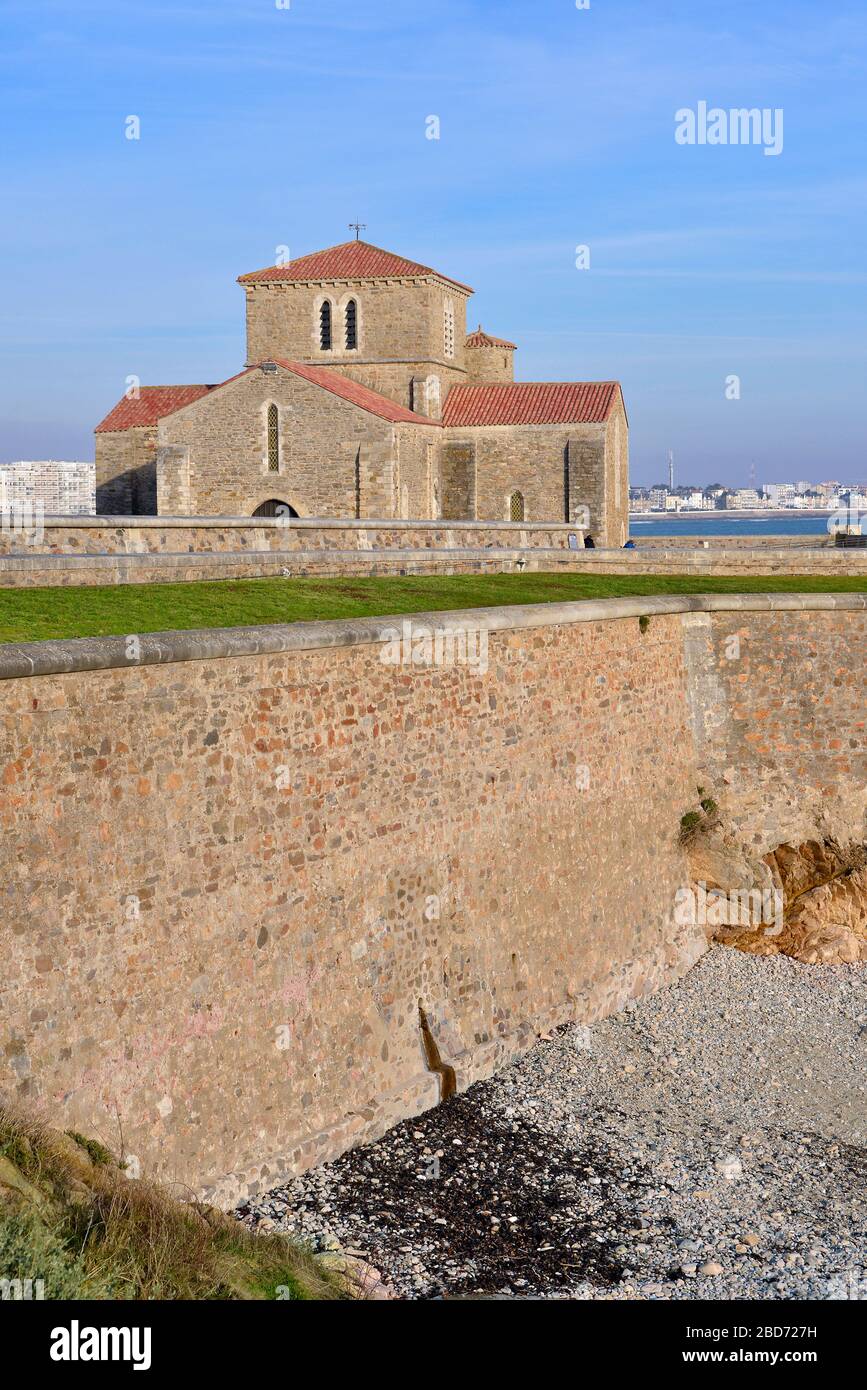 11 ° secolo Saint Nicolas priorato e spiaggia di ciottoli a Les Sables d'Olonne, comune nel dipartimento della Vandea nella regione della Loira in Francia Foto Stock