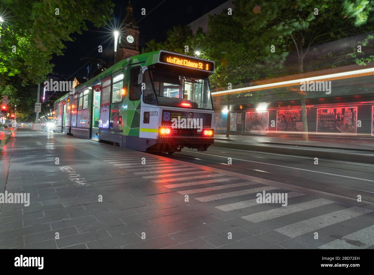 Melbourne, Australia - Marzo 9 2020; il tram dei mezzi pubblici della città ferma di notte su St Kilda Road, nell'area del centro cittadino. Foto Stock