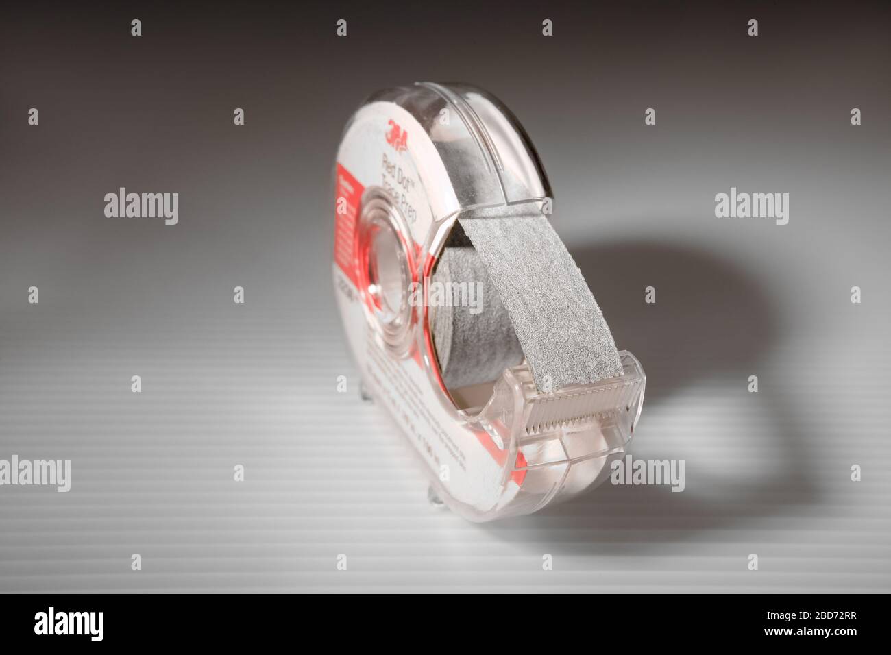 Rotolo per preparazione della pelle con elettrodo per traccia di punti rosso 3M con dispenser. Foto Stock