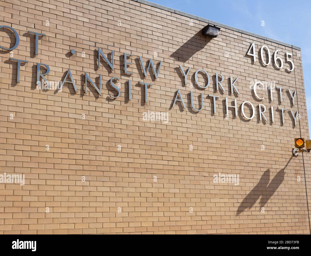 Primo piano di lettere sul lato di un edificio a Manhattan che dice New York City Transit Authority, parte della NY Metropolitan Transit Authority Foto Stock