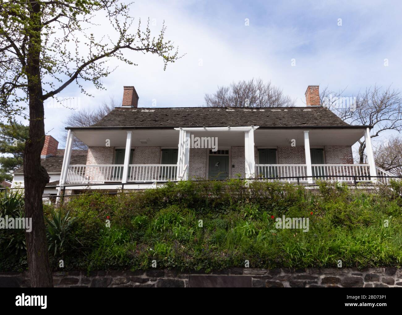Vista del Dyckman Farmhouse Museum di Inwood, la più antica fattoria rimasta a Manhattan e una vestigia del passato rurale di New York Foto Stock
