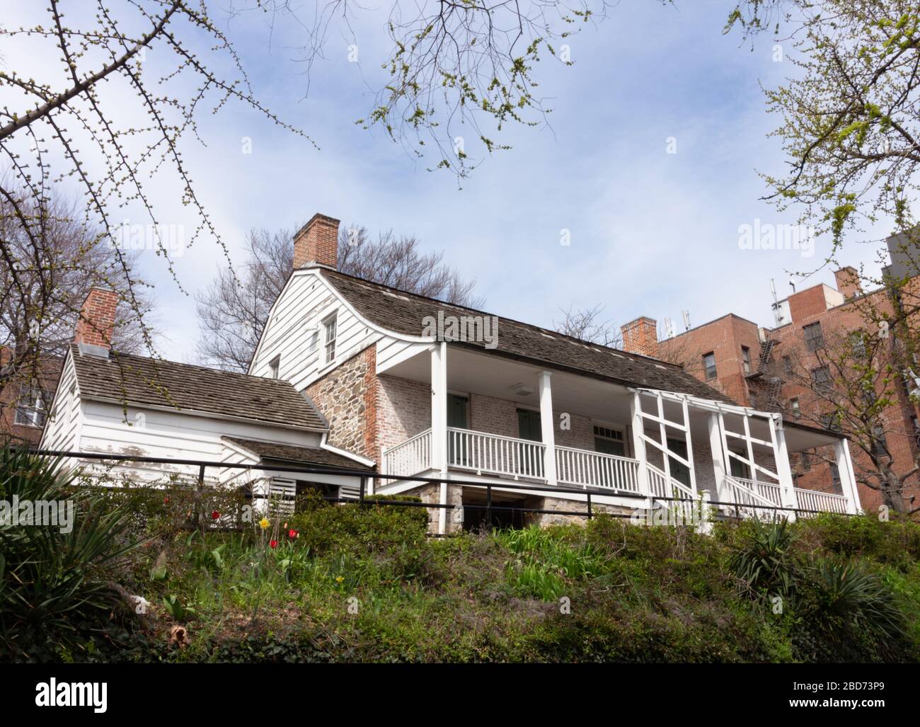 Vista del Dyckman Farmhouse Museum di Inwood, la più antica fattoria rimasta a Manhattan e una vestigia del passato rurale di New York Foto Stock