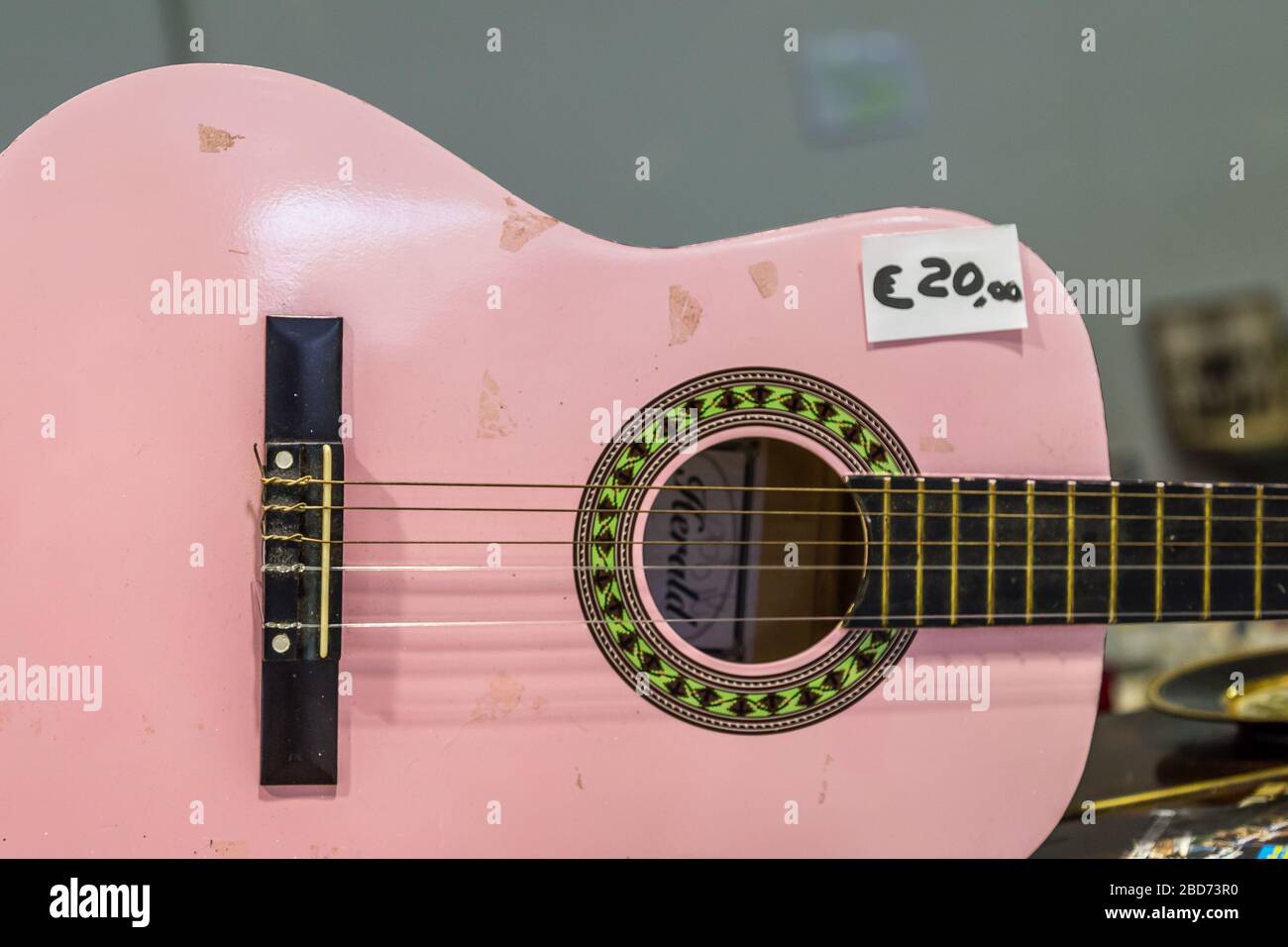 CESENA (FC) - 17 FEBBRAIO 2019: Le luci illuminano la chitarra rosa in vendita sulle bancarelle della fiera dell'antiquariato Foto Stock