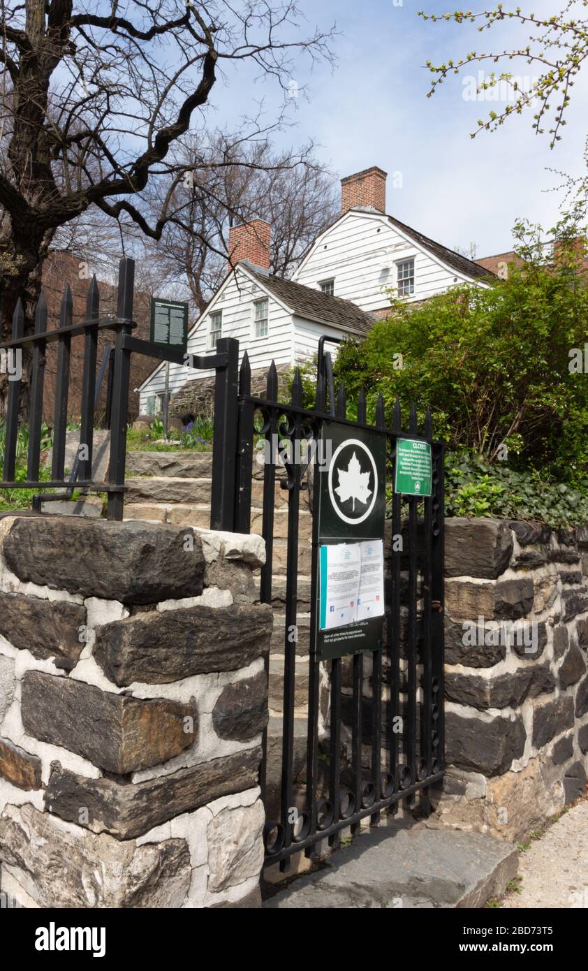 Il cancello d'ingresso al Museo della Fattoria Dyckman di Inwood, la più antica fattoria rimasta a Manhattan e una vestigia del passato rurale di New York City Foto Stock