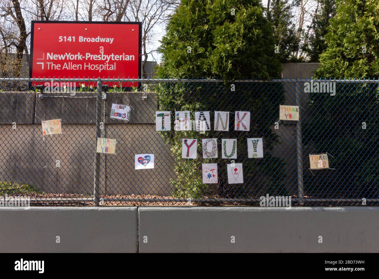 Grazie le indicazioni sulla recinzione al di fuori del New York Presbyterian Allen Hospital, servono come un tributo improvvisato agli operatori sanitari Foto Stock