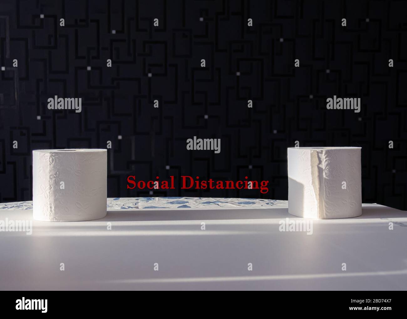 Rotoli di servizi igienici raffiguranti il messaggio di distanza sociale durante l'epidemia, Svezia Foto Stock