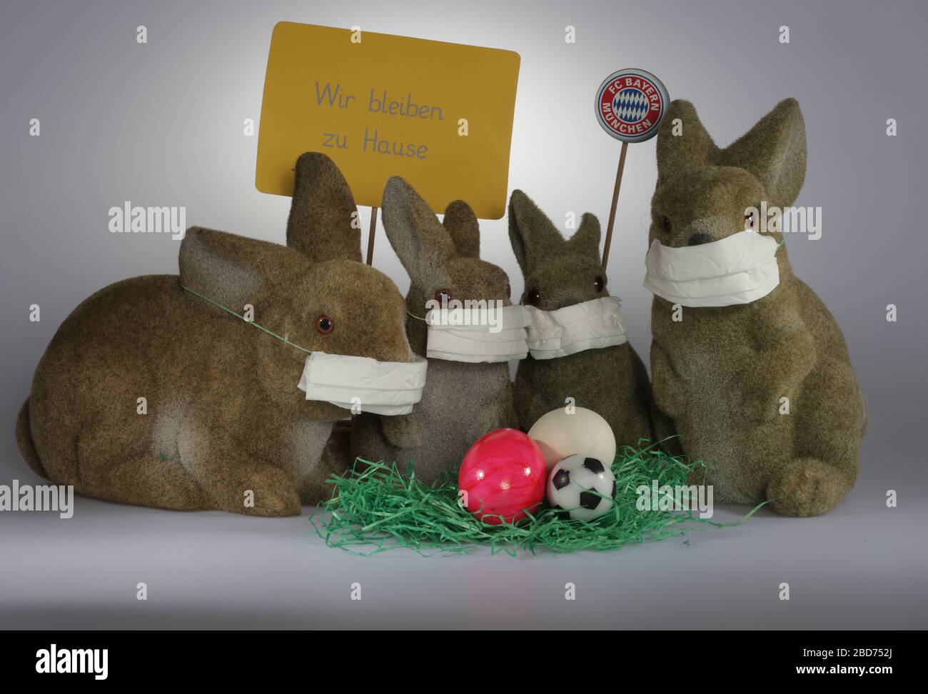 Primo: 06.04.2020 Pasqua 2020, conigli di Pasqua con maschera facciale e Bayern Mvºnchen, Muenchen, logo Fuvuball è annullato e tutti i tifosi devono rimanere a casa famiglia coniglietto di Pasqua con poster, soggiorno a casa, uova di Pasqua, cesto di Pasqua, festa di Pasqua, Caratteristica i conigli di Pasqua vogliono quest'anno celebrare la vostra Pasqua da soli a casa, Corona Covid 19, Coronavirus Studio immagine scherzo, Humor | uso in tutto il mondo Foto Stock