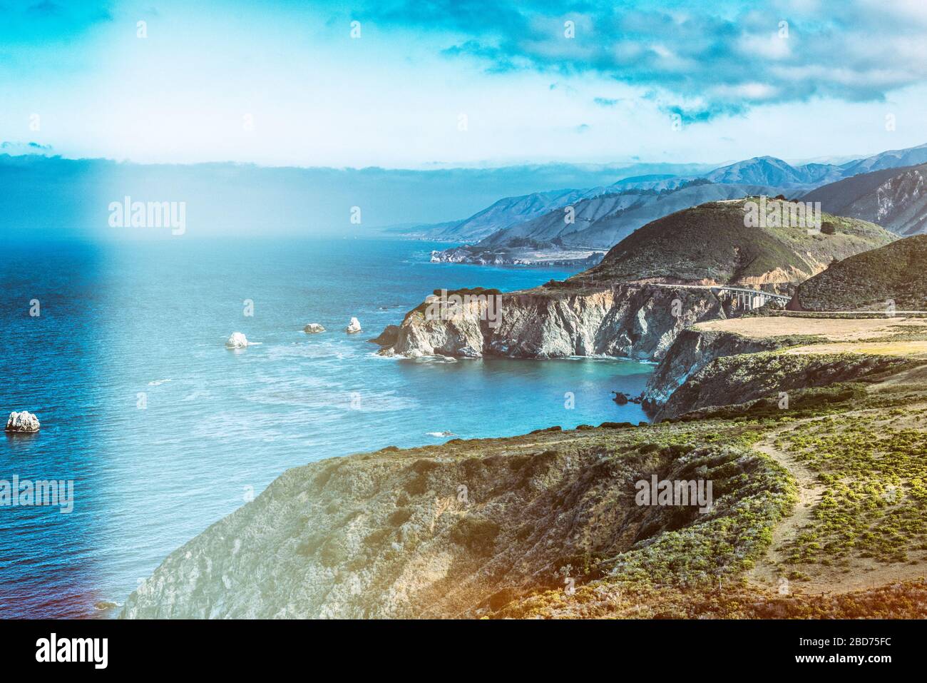 La costa maestosa di Big sur, California, Stati Uniti. La fotografia è stata elaborata con un metodo di perdite di luce per un effetto vintage. Foto Stock