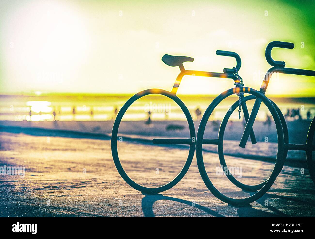Tramonto sulla costa a Dog Beach. San Diego, California, Stati Uniti. La fotografia è stata elaborata con un metodo di perdite di luce per un effetto vintage o retrò. Foto Stock
