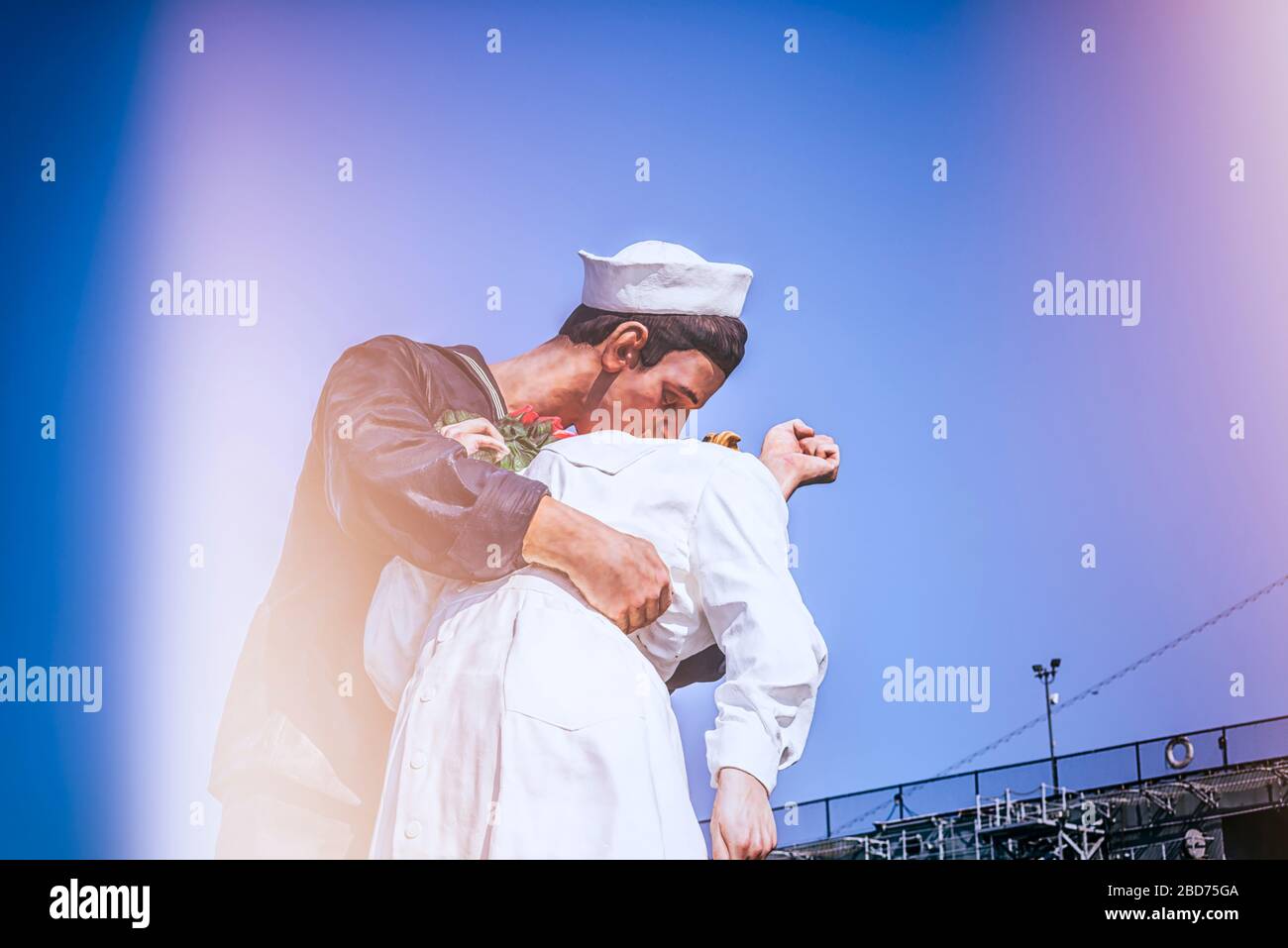 La statua della resa incondizionata al porto di Tuna. San Diego, California, Stati Uniti. La fotografia è stata elaborata con un metodo di perdite di luce per un effetto vintage. Foto Stock