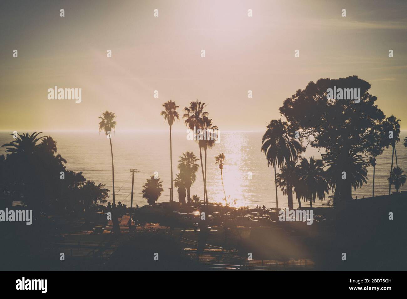 Tramonto costiero. Encinitas, California, Stati Uniti. La fotografia è stata elaborata con un metodo di perdite di luce per un effetto retrò o vintage. Foto Stock