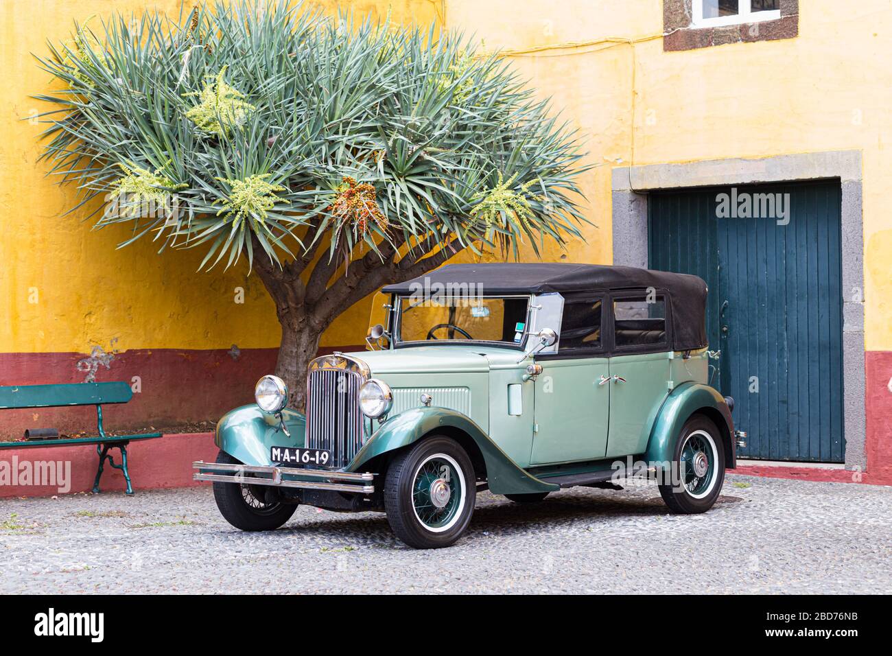 FUNCHAL, PORTOGALLO - 22 LUGLIO 2018: Ala, ruota e faro di un'auto d'epoca 1932 parcheggiata a Fortaleza de Sao Tiago a Funchal. Foto Stock