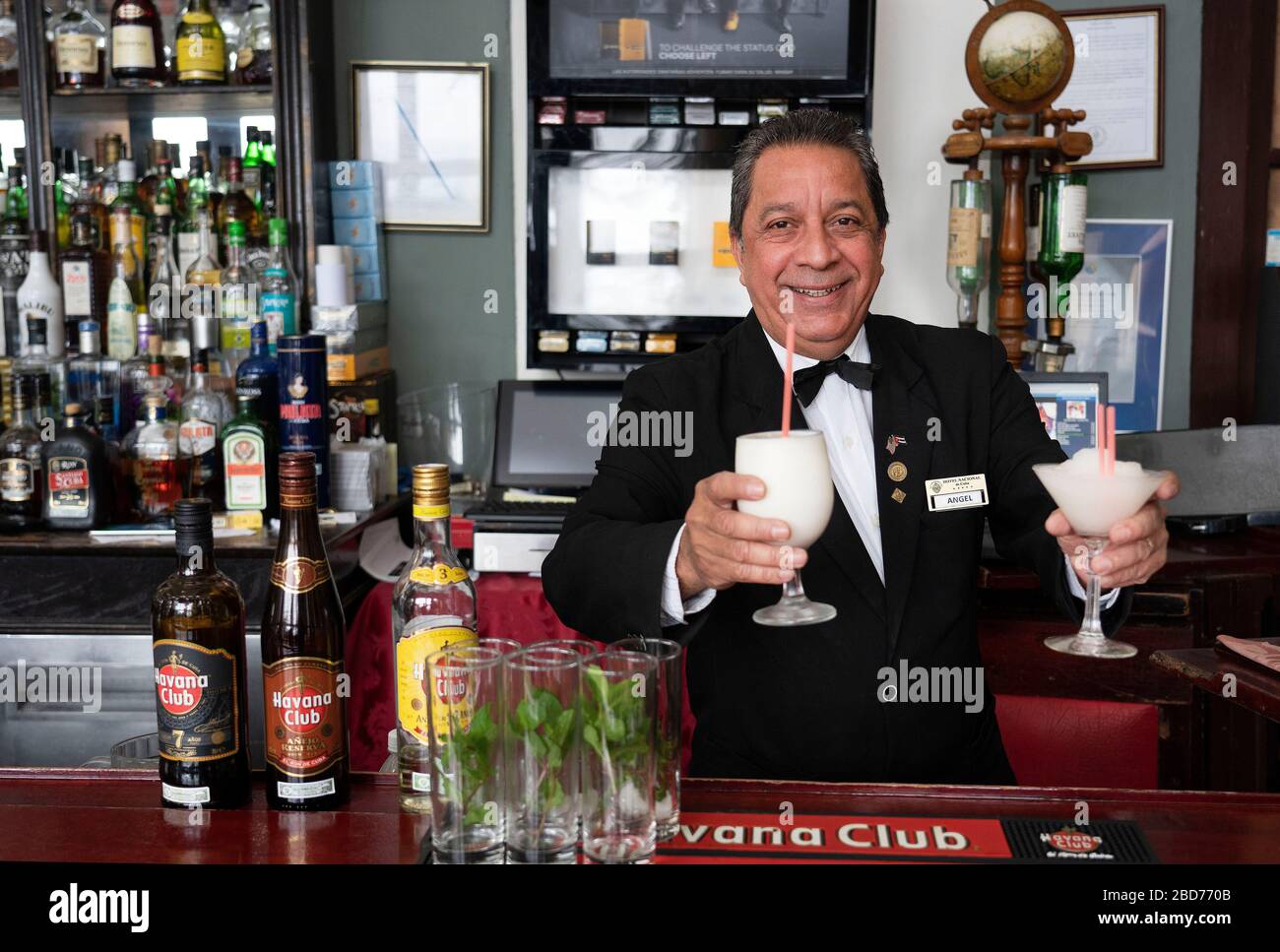 Hotel National de Cuba, Havana: Il barista Angel mescolando un daquiri al bar Hall of Fane Foto Stock