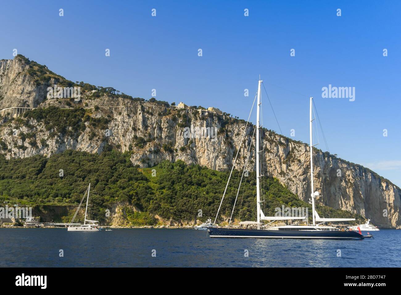 ISOLA DI CAPRI, ITALIA - 2019 AGOSTO: Lo yacht di lusso Mondango all'ancora al largo dell'isola di Capri Foto Stock