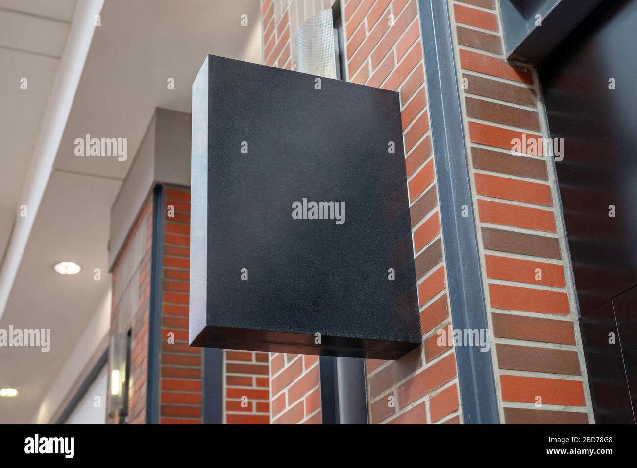 Shopping Mall negozio mockup segnaletica. Forma verticale rettangolare, colore nero Foto Stock
