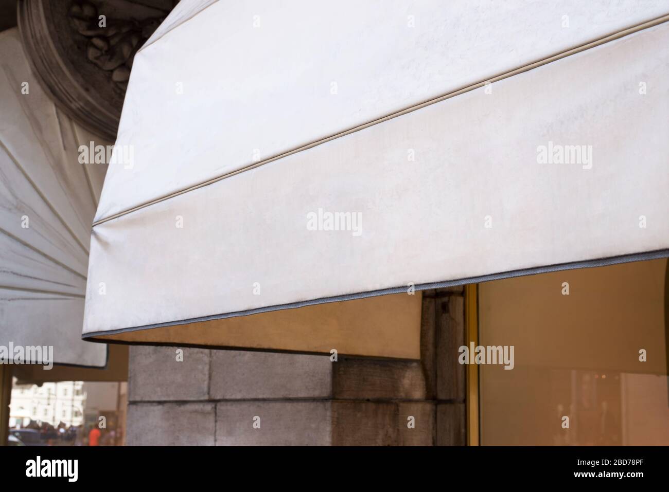Coffee shop vuoto, pulito bianco tenda per logo mockup. Aspetto tradizionale di bianco posto davanti alla finestra Foto Stock