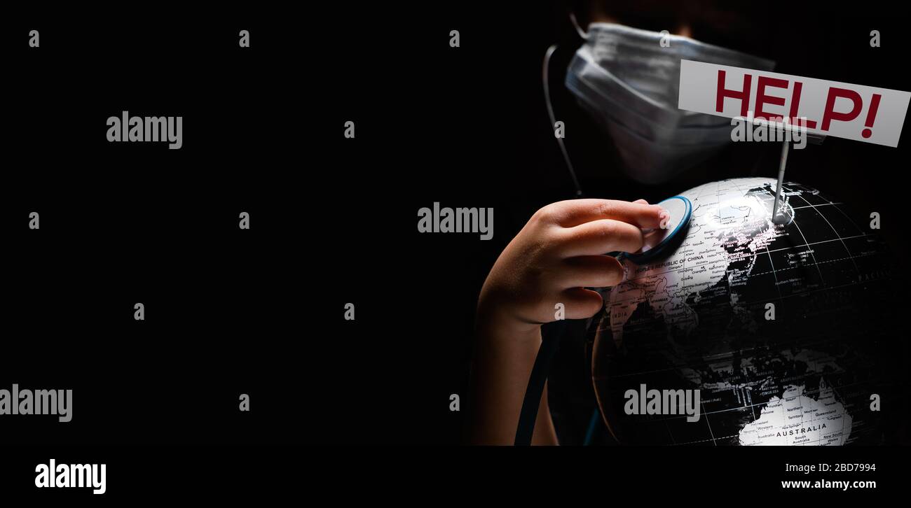 Kid Hold Globe mettere stetoscopio sulla sfera dove mostrato billboard aiutare le lettere rosse faccia coperta in maschera su nero copia spazio sfondo. Epidemia pandemica Foto Stock