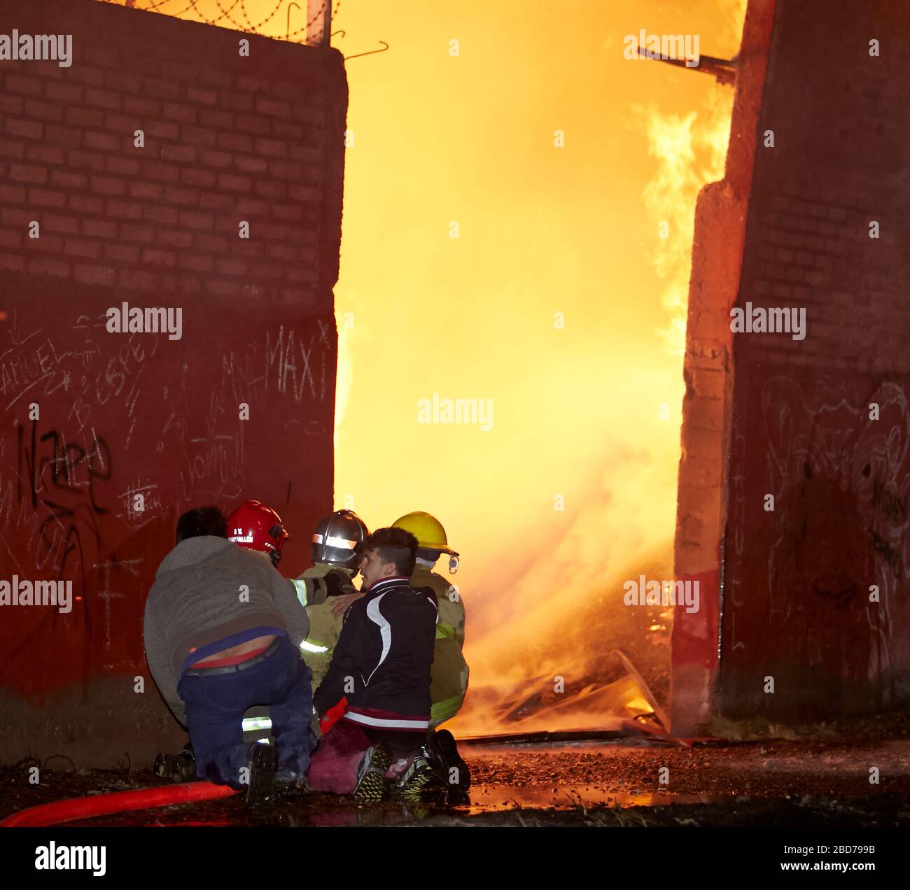 MENDOZA, ARGENTINA, 10 giugno 2015. Fuoco in una segheria con perdite totali, viale Independencia, Las Heras. Foto: Axel Lloret / www.allofotografia.com Foto Stock