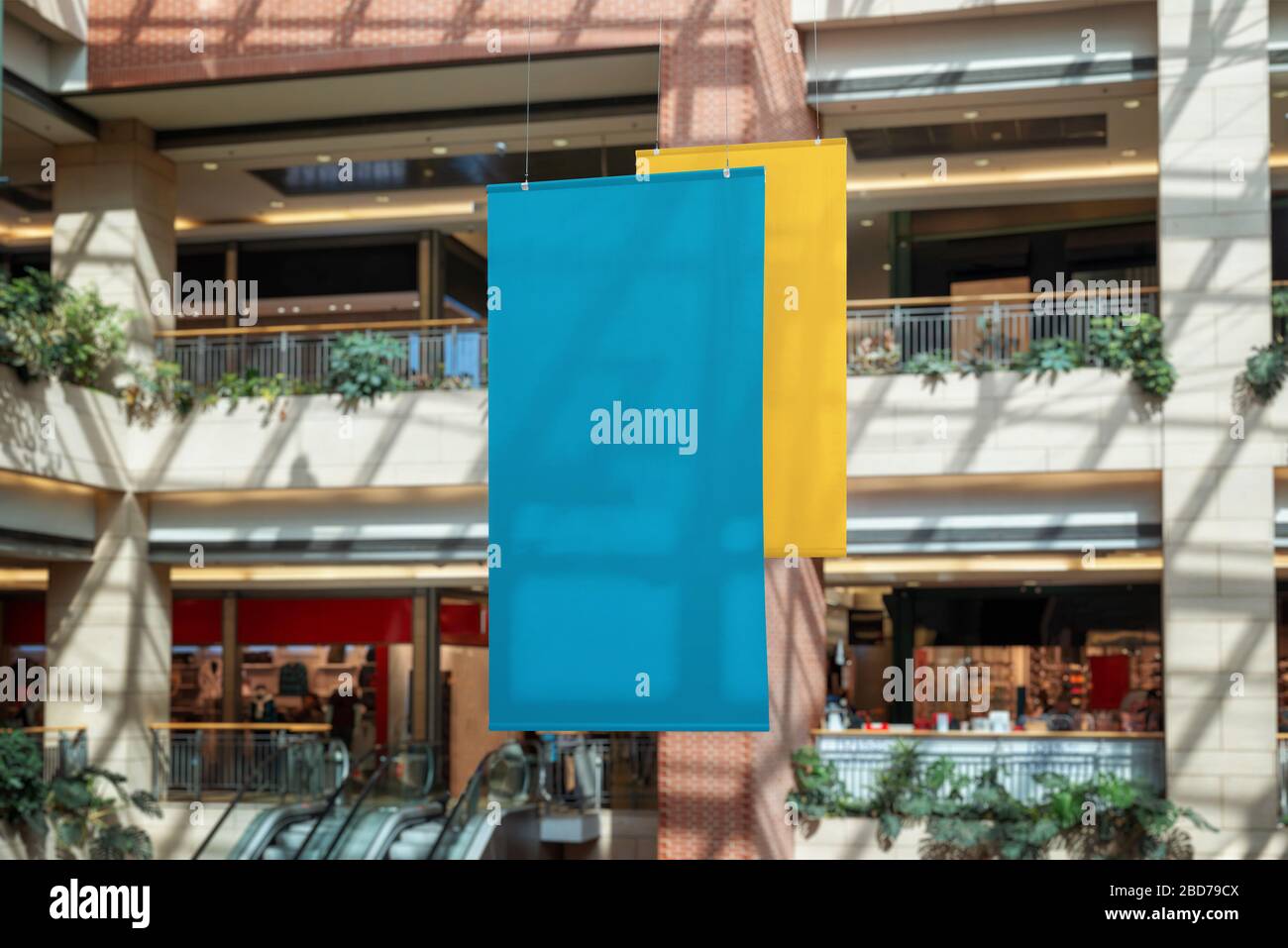 Due striscioni puliti e vuoti appesi all'interno del centro commerciale. Copia lo spazio per la promozione del testo promozionale o del logo Foto Stock