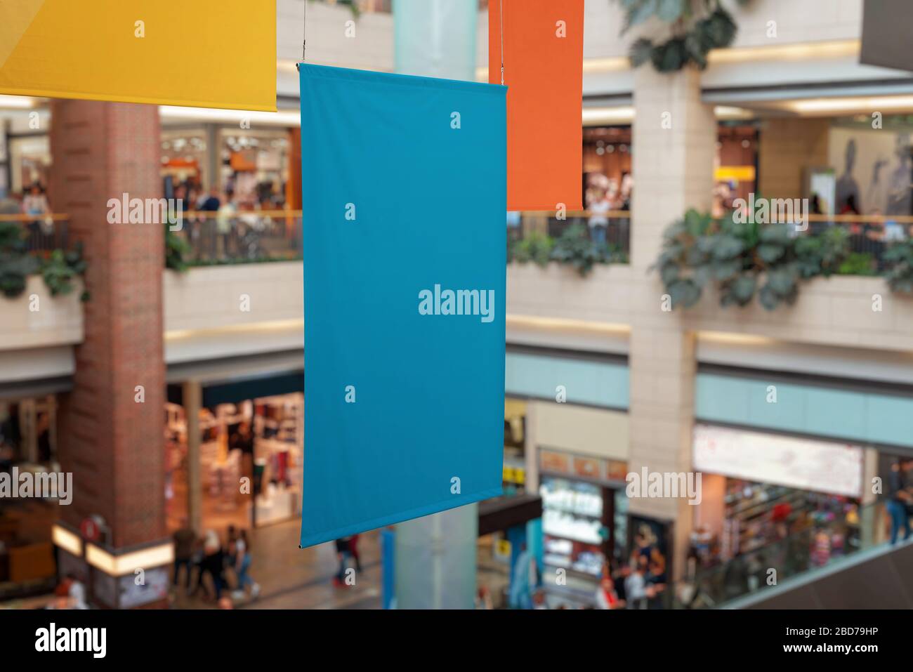 Striscioni puliti e vuoti appesi all'interno del centro commerciale. Promozione del marchio, mockup Foto Stock