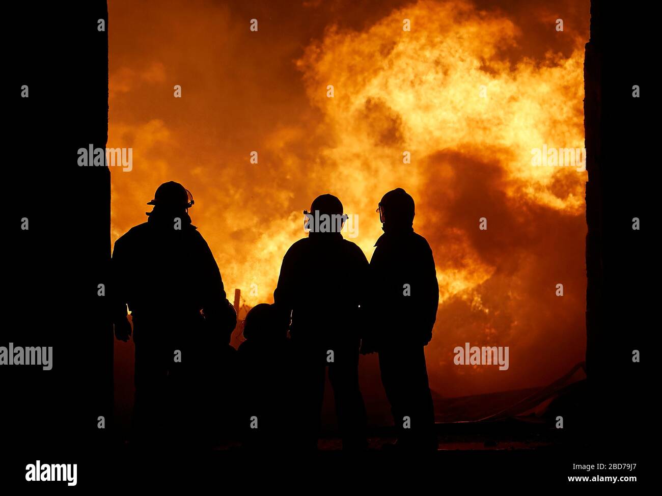 MENDOZA, ARGENTINA, 10 giugno 2015. Fuoco in una segheria con perdite totali, viale Independencia, Las Heras. Foto: Axel Lloret / www.allofotografia.com Foto Stock