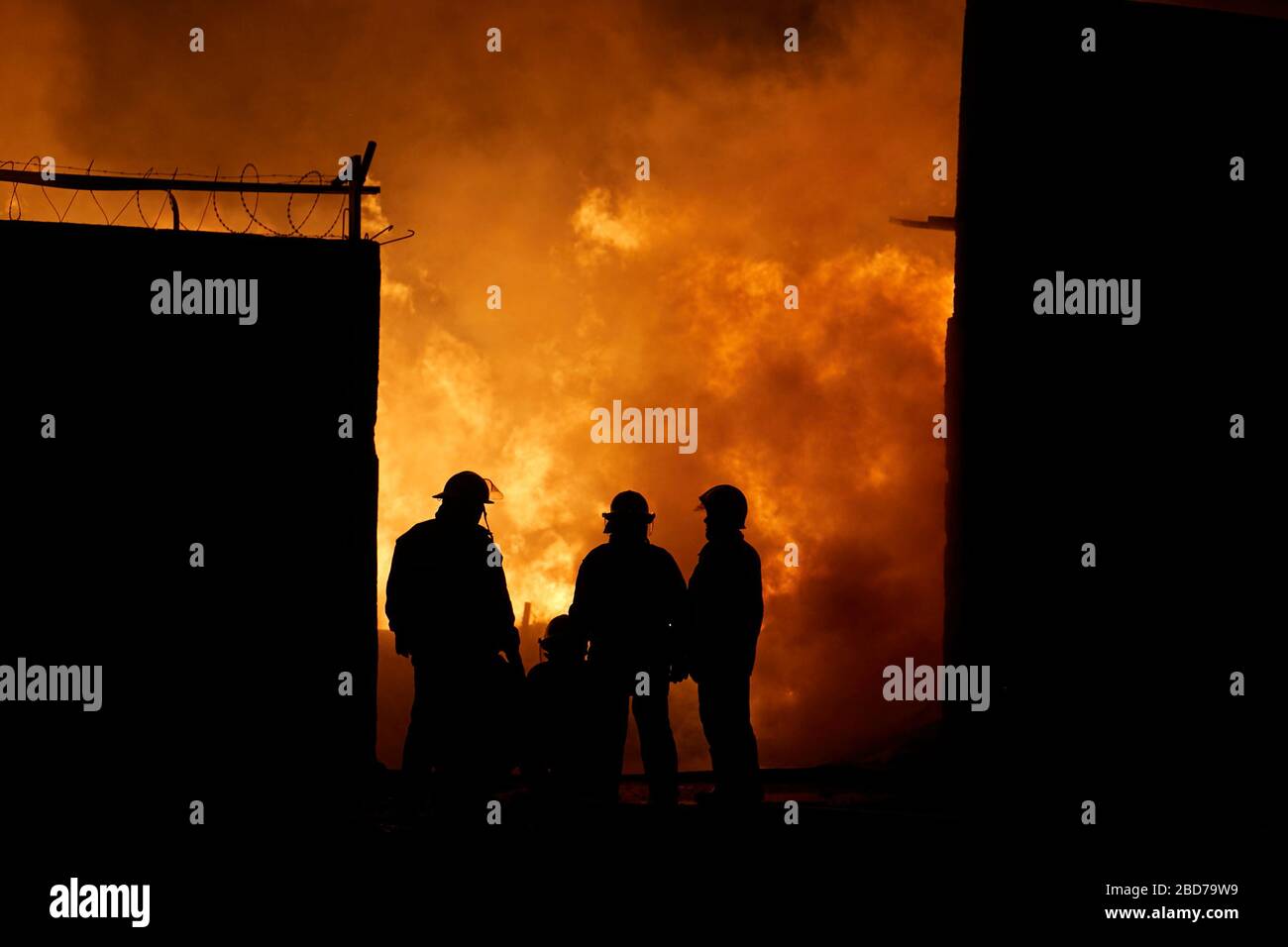 MENDOZA, ARGENTINA, 10 giugno 2015. Fuoco in una segheria con perdite totali, viale Independencia, Las Heras. Foto: Axel Lloret / www.allofotografia.com Foto Stock