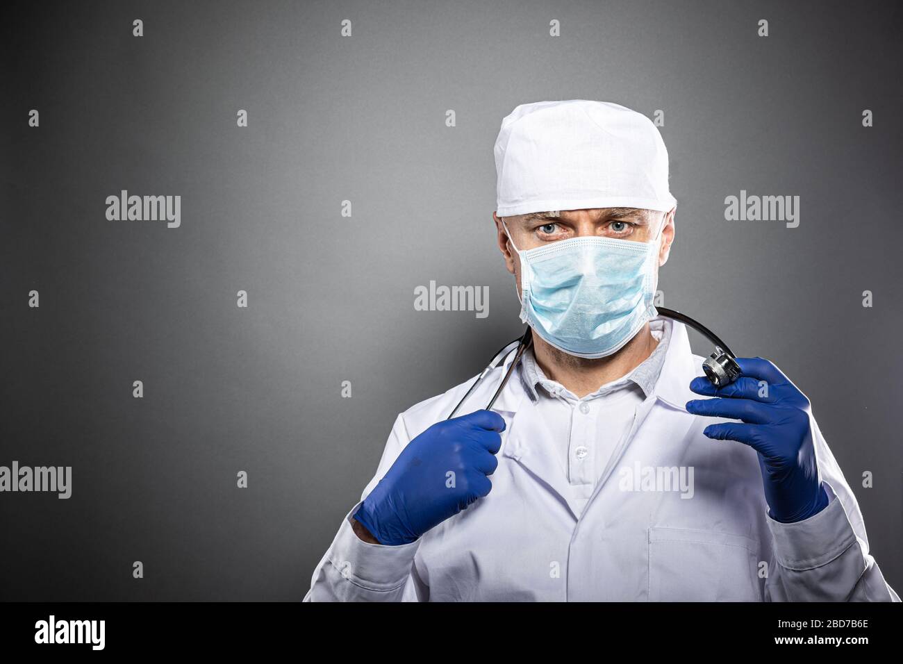 Studio di medico in maschera medica protettiva Foto Stock