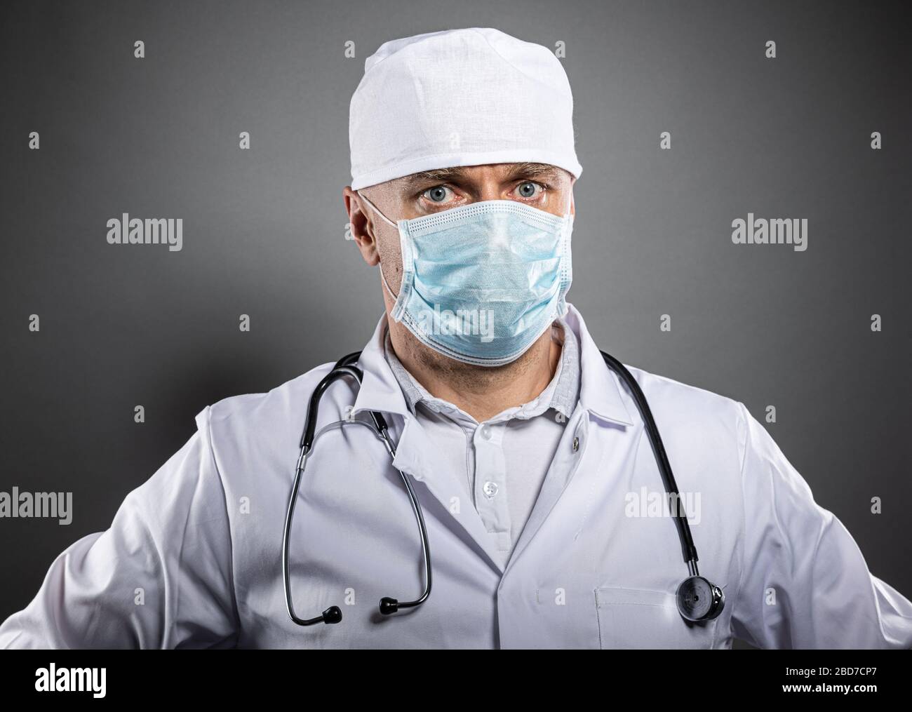 Studio di medico in maschera medica protettiva Foto Stock