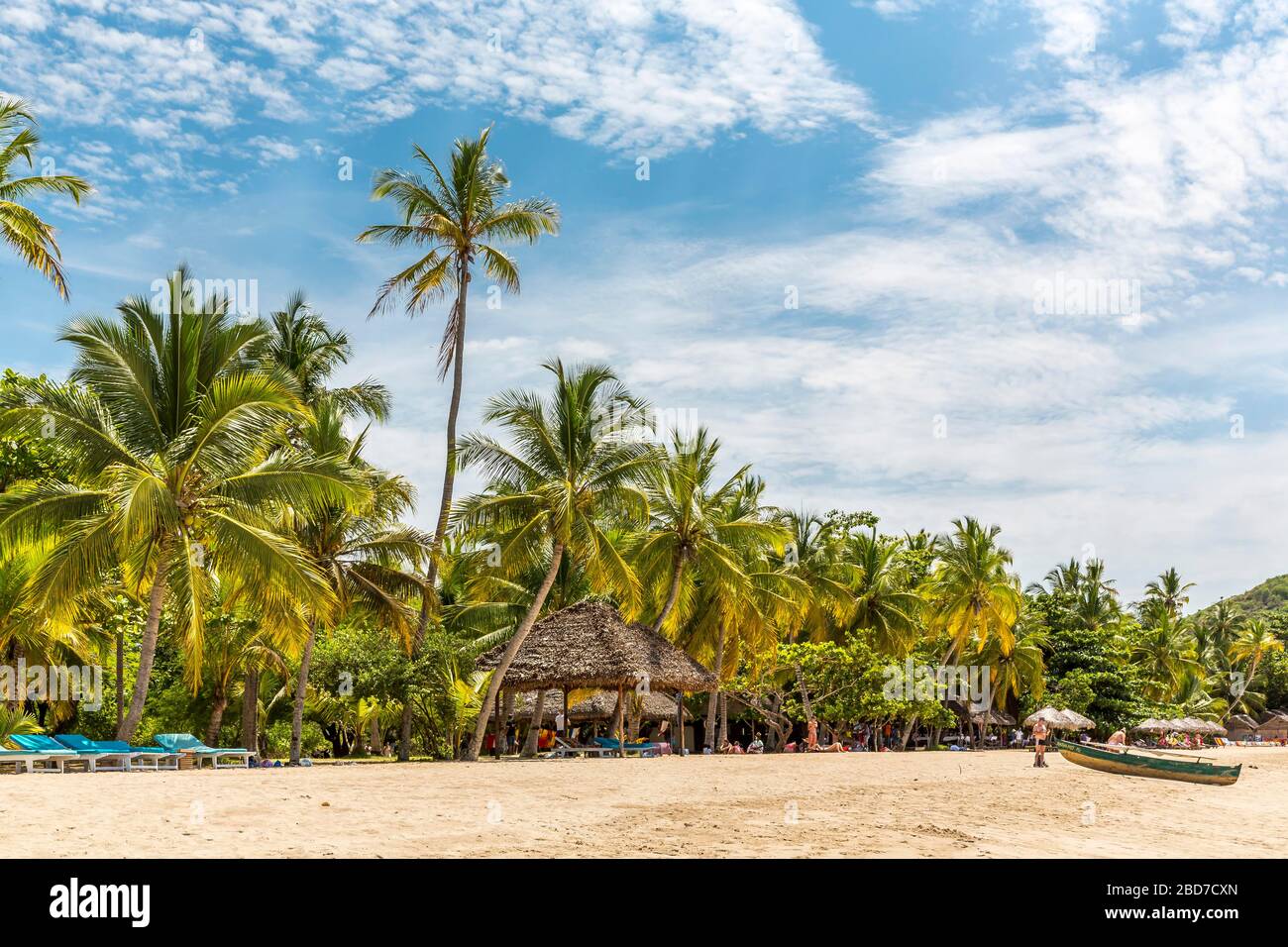 Spiaggia sabbiosa con palme, spiaggia di Andilana, isola di Nosy Be, Madagascar Foto Stock