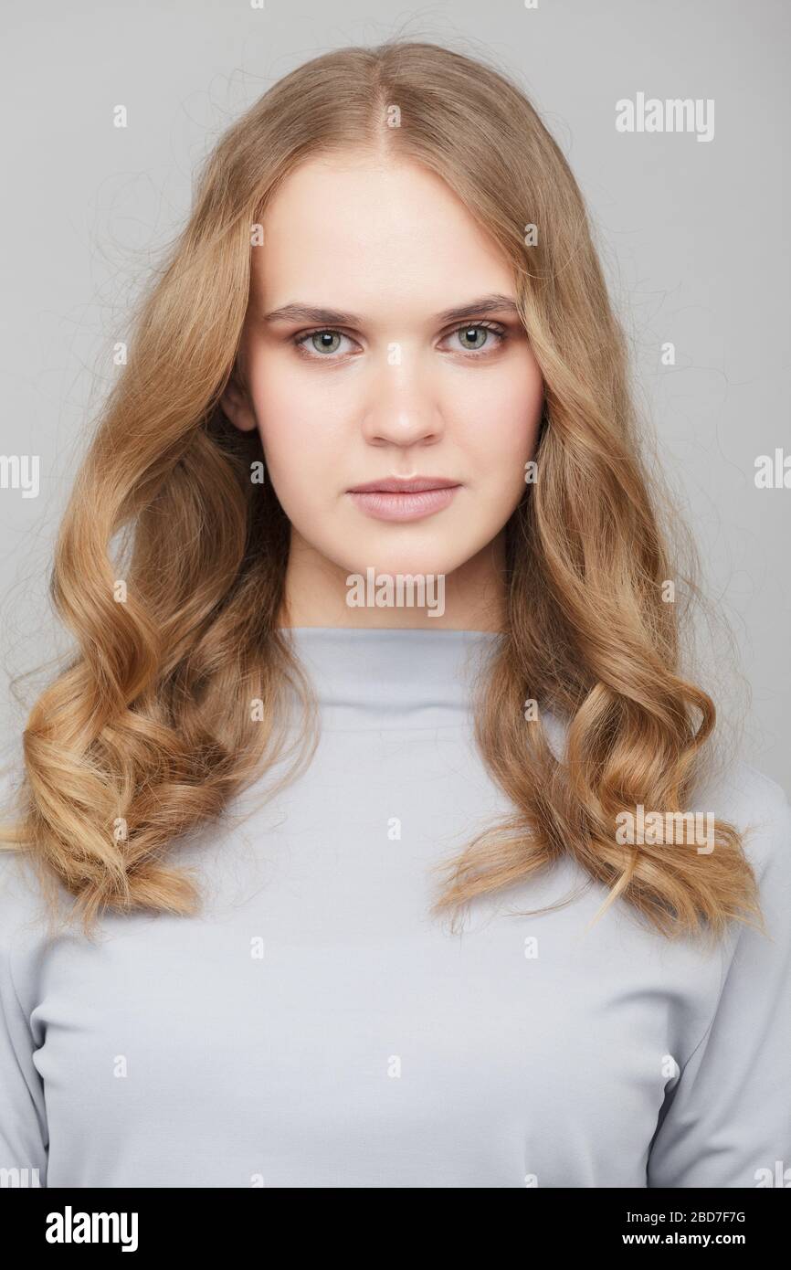 Primo piano ritratto di una giovane donna caucasica con capelli scorrevoli. Foto Stock