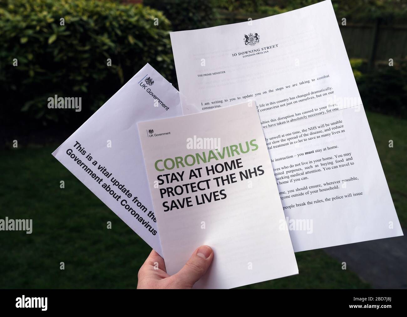 Stone / Regno Unito - aprile 6 2020: Lettera del governo britannico del primo ministro alle famiglie britanniche che informa su Coronavirus e chiede di rimanere ho Foto Stock