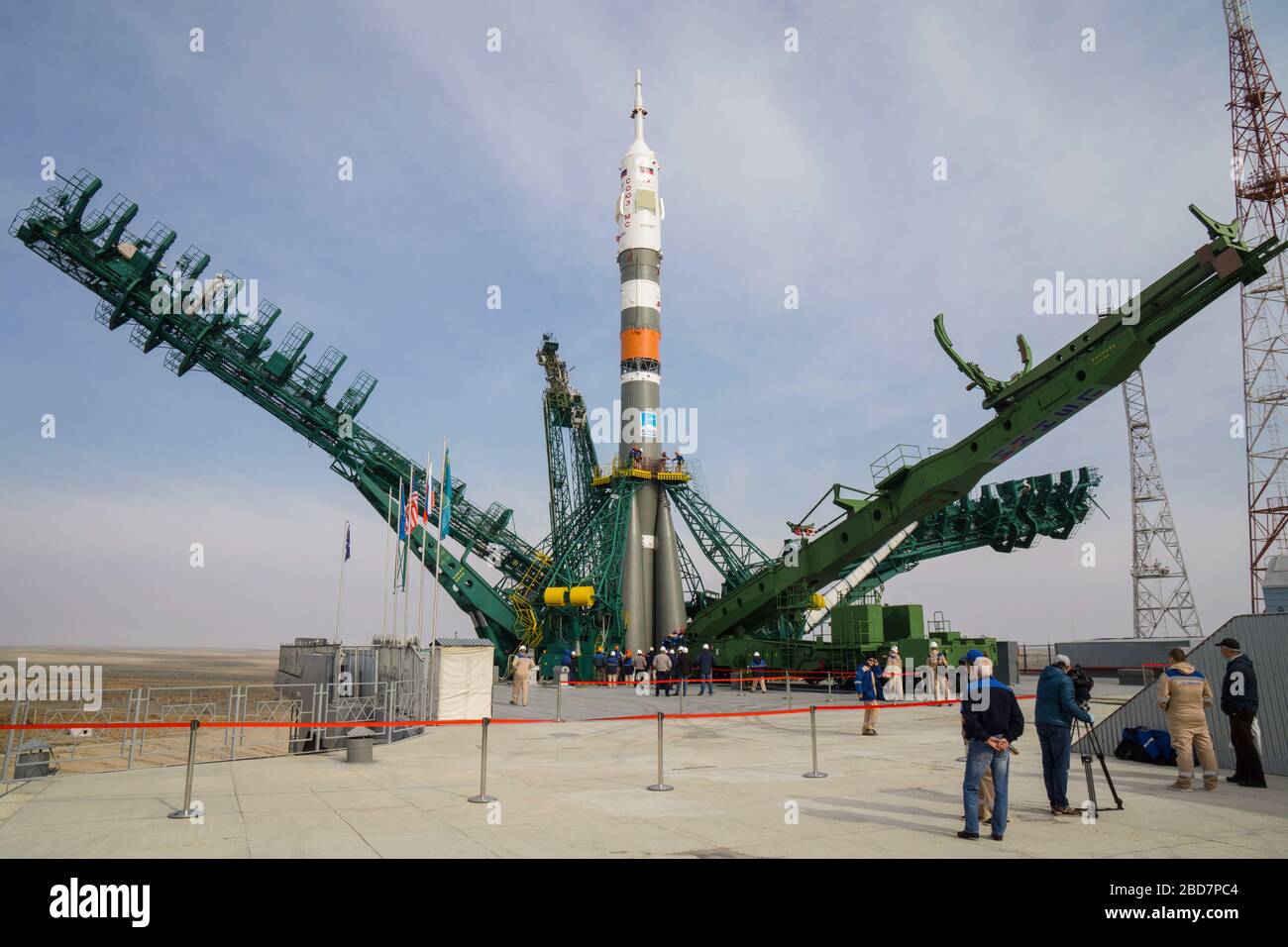 BAIKONUR, KAZAKHSTAN - 06 aprile 2020 - al Cosmodrome di Baikonur in Kazakhstan, la navicella spaziale Soyuz MS-16 in posizione verticale al laun del sito 31 Foto Stock